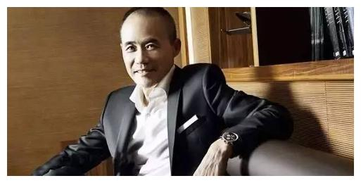 68岁地产老总整容变年轻,只为和小30岁娇妻般配?看到娇妻释然了