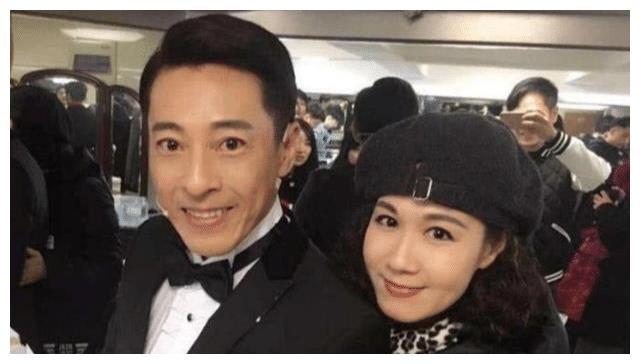 相差4岁姐弟恋，结婚25年不生娃不吃肉，今58岁老婆变这样