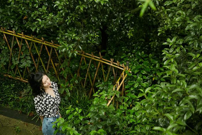 杨子姗田园写真曝光 法式碎花尽显夏日少女气息