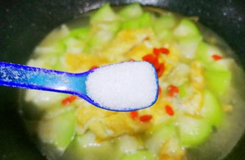 做丝瓜汤，不要直接用水煮！大厨教你技巧，丝瓜鲜嫩青白，不变黑