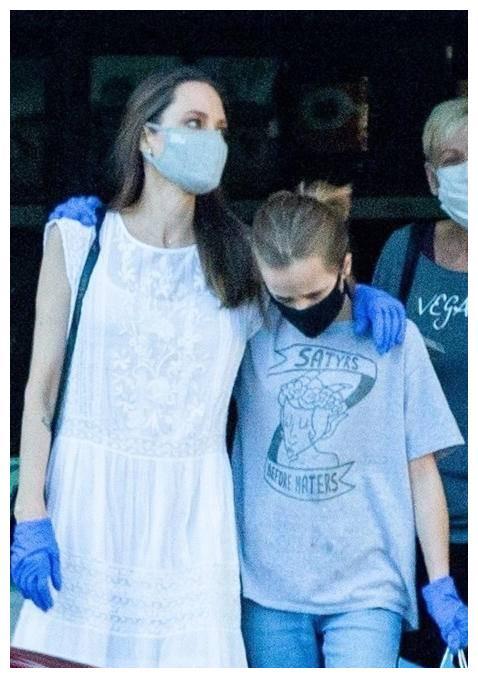 安吉丽娜朱莉小女儿长大了！身高超妈妈肩膀，侧颜像极了爸爸皮特