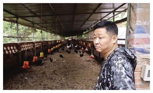 51岁的“三德子”赵亮重回影视剧，被嘲讽行动缓慢，鸡不用卖了？