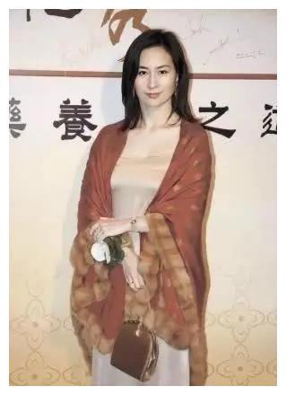 何超琼一身黑宣布赌王遗志，濠江第一大女主的她，才是最大赢家