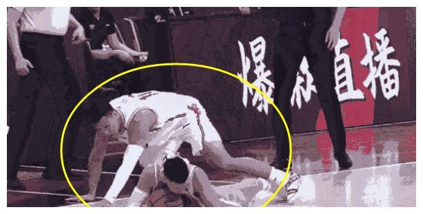 摔倒爬起来抢球又倒，林书豪为了冠军打肉搏战，跪地传球太感人