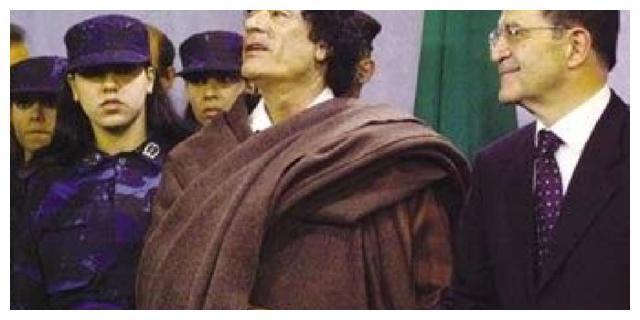 一代反美斗士卡扎菲，临死遭受虐打，死后利比亚是怎样安葬他的？