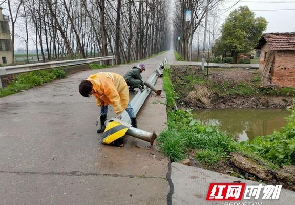 益阳大通湖区全力做好清明节期间公路安全隐患排查