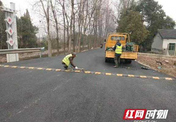 益阳大通湖区全力做好清明节期间公路安全隐患排查