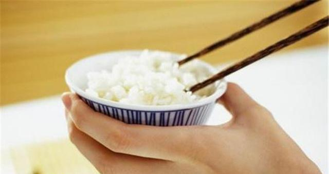 南方人去北方男友家吃饭,端起碗吃饭的瞬间,感受到长辈的嫌弃