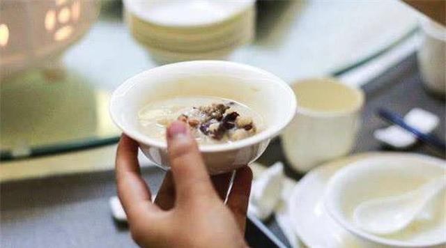 南方人去北方男友家吃饭,端起碗吃饭的瞬间,感受到长辈的嫌弃