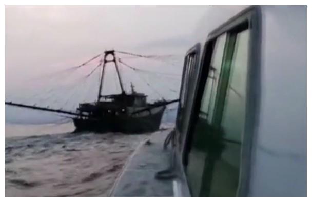 广东省海洋综合执法总队打击偷捕拘留79人截获10艘渔船