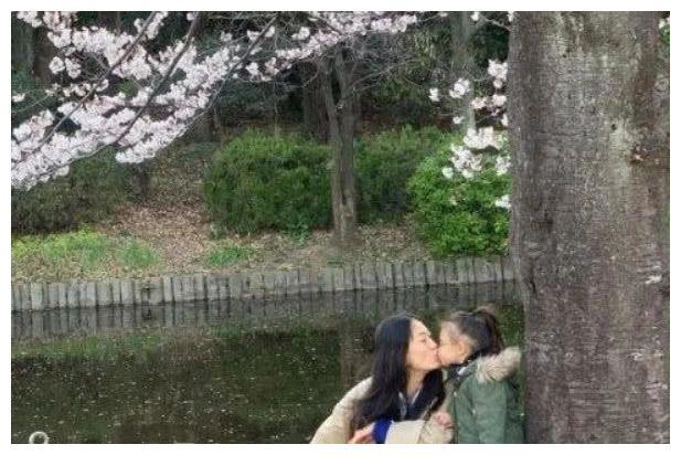 陈冠希晒妻女照片，一家三口同游日本，母女俩亲吻好不温馨！