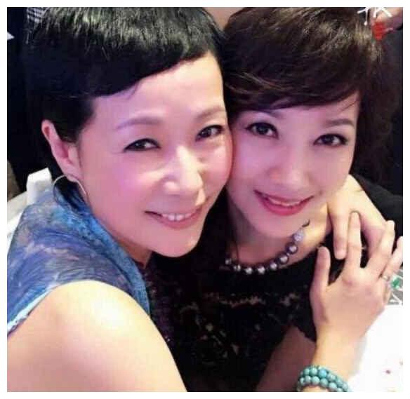 57岁叶童近照显老，结婚32年未产子，老公多次偷吃