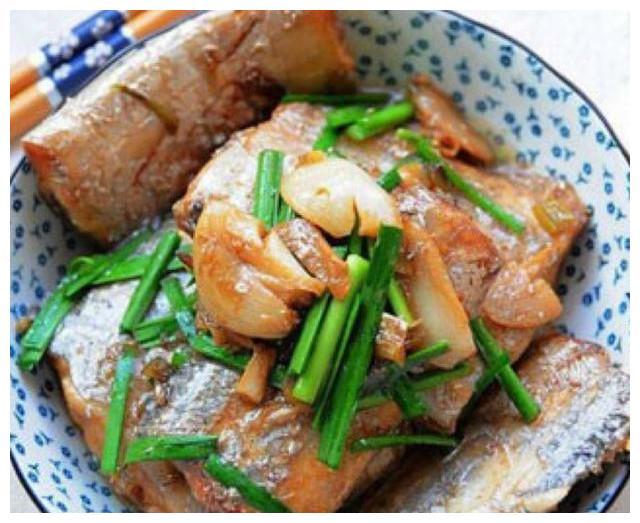 美食精选：小酥肉，捞菜炒田螺，韭菜烧带鱼，鲅鱼丸子汤的做法