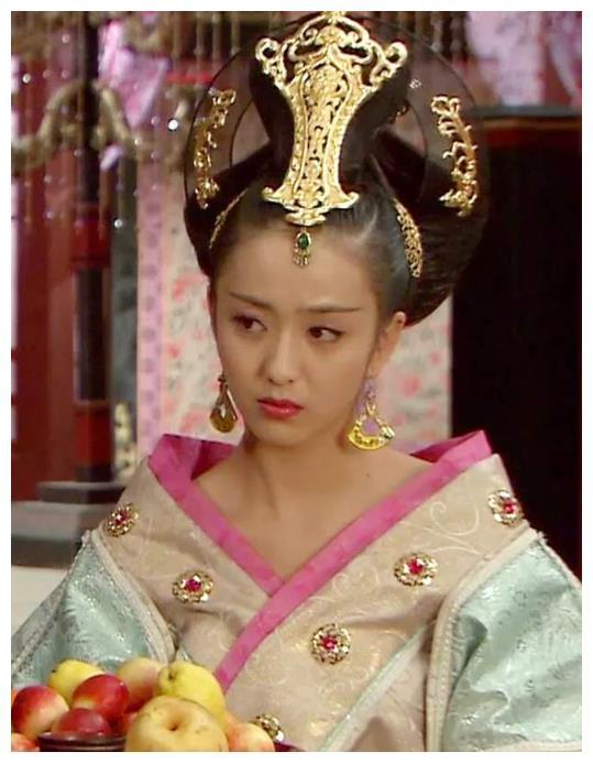 赵飞燕先嫁给皇帝，但她妹妹在掌握皇帝一特殊癖好后，反而更得宠