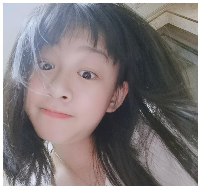 吴启华12岁女儿近照曝光，眼睛超大像洋娃娃，和父亲一模一样