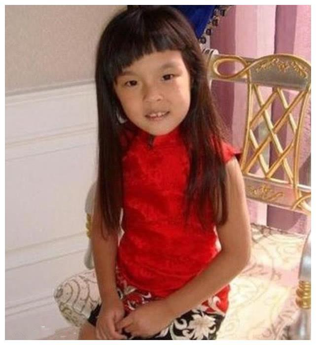 还记得李咏哈文女儿“法图麦·李”吗？当初嫌她丑，11年后追成狗