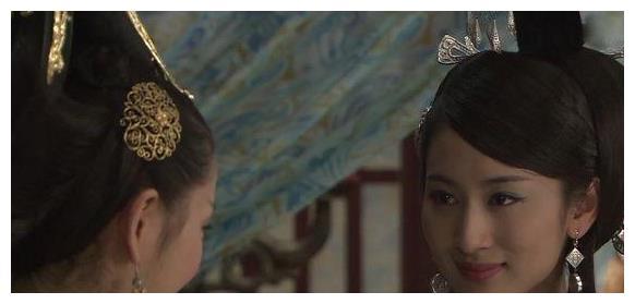 赵飞燕先嫁给皇帝，但她妹妹在掌握皇帝一特殊癖好后，反而更得宠