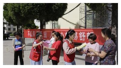 潞城举办一盔一带和《山西省禁止公共场所随地吐痰的规定》活动