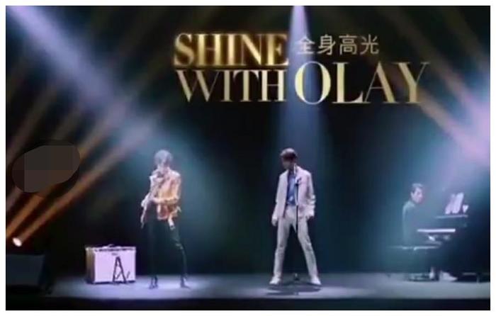 王俊凯弹钢琴的新视频发布，粉丝八倍镜挖出两首钢琴谱，厉害了！