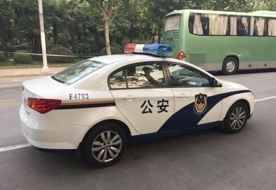 江西上饶：司机在红绿灯熄火，被后车司机追上猛打还砸了车