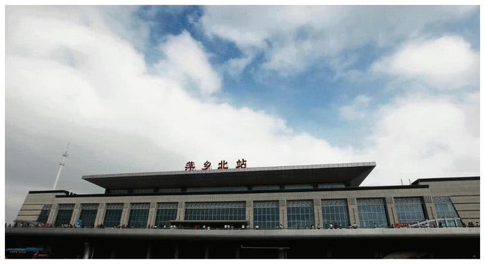 江西萍乡一个县，境内有高铁站，距离县城30公里，且不以县命名