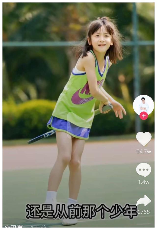 田亮晒森碟打网球照片，打网球的森碟元气满满，一副阳光少女模样