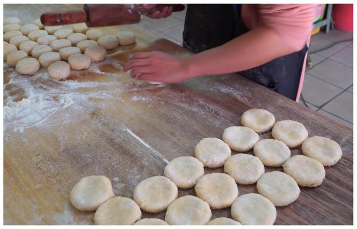 中年夫妻开店卖饼，坚持用传统手法制作，一天卖出600块饼不费劲