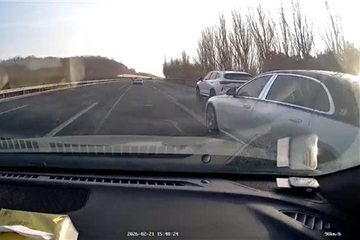 高速上车速过百！奔驰上演“刀片式”超车，后车司机吓出冷汗