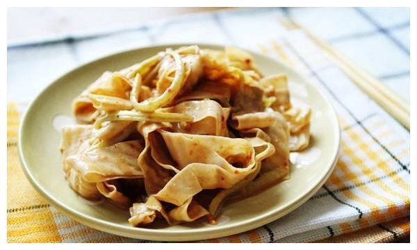 精选美食推荐：秋葵鸡蛋小煎饼，干煸鱿鱼须，土豆烧海带的做法