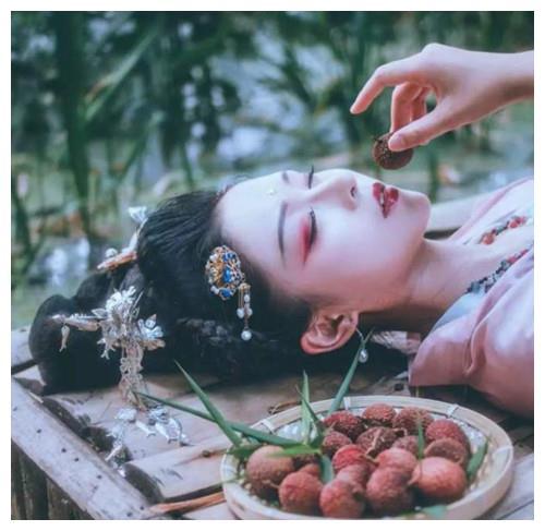 杨玉环吃个家乡荔枝，为何受到千古非议？专家：你看荔枝咋运来的