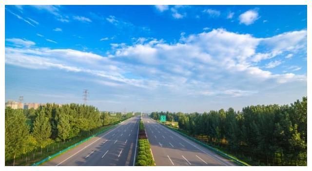 贵州在打造的一条高速公路，全线采用双向4车道，路基宽度24.5米