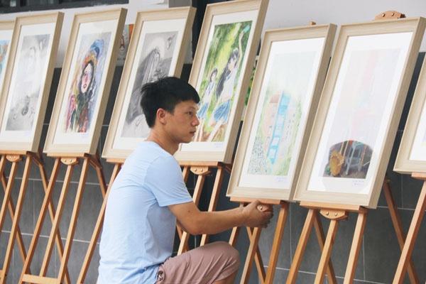 重庆十八中学生绘画作品巡展开展 105幅灵动画作成校园靓丽风景线