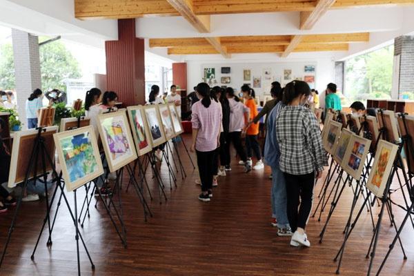 重庆十八中学生绘画作品巡展开展 105幅灵动画作成校园靓丽风景线