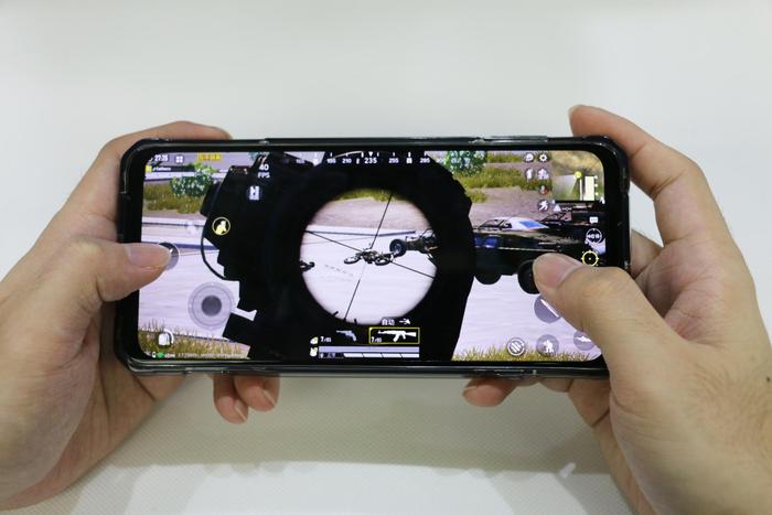 腾讯黑鲨手机3体验：超强性能配专业游戏手柄，吃鸡上分太轻松！