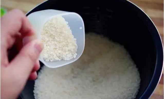 蒸米饭时，大米到底要洗几次？原来一直被误导，难怪米饭不香不软