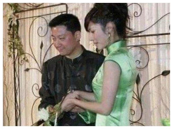 著名主持人吉雪萍，嫁富豪老公幸福美满，一女一儿凑成了一个好字