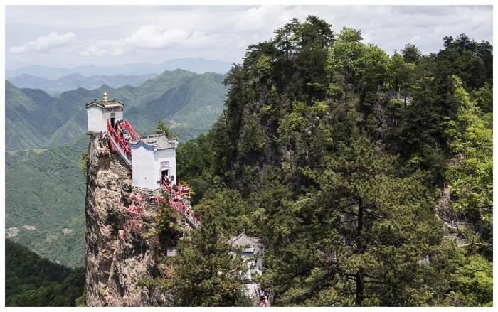 仅6平方米世界上最危险的房子，陕西安康奇险塔云山上观音殿！