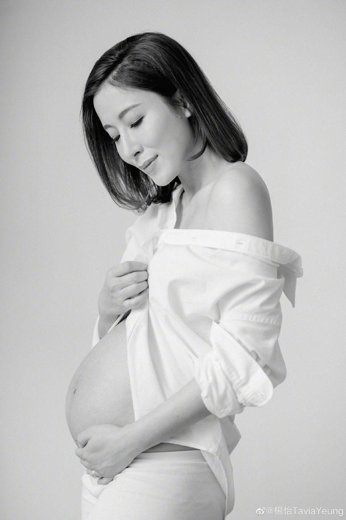 41岁杨怡网晒孕肚，与老公合照大秀恩爱，公开宝贝性别