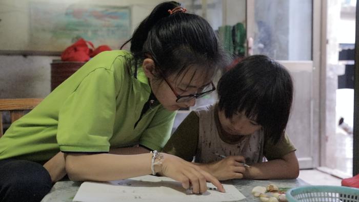 学霸女孩突然辍学急坏爸爸，智残母亲拾荒买糖哄女儿，哭说：念书