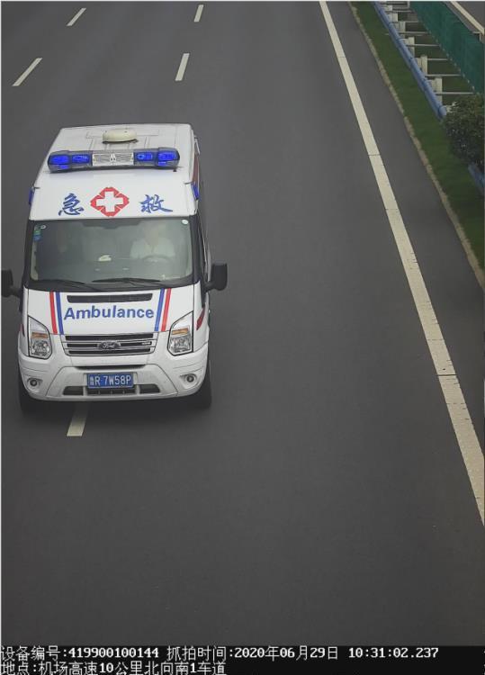河南高速交警：19台救护车司机不系安全带被集中曝光