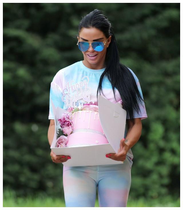 凯蒂·普莱斯（Katie Price）用Designer Cake蛋糕庆祝生日