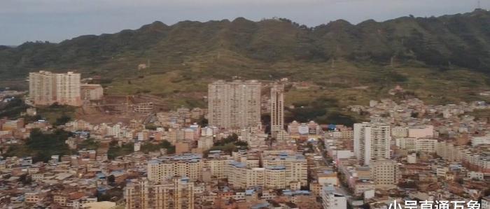 贵州金沙县的街道风景，一个繁华的城区，贵州的经济强县