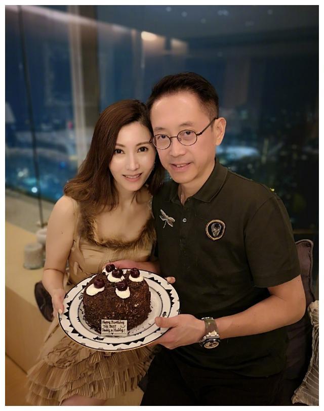 李嘉欣久违现身，和丈夫十指紧扣夫唱妇随，颜值和状态依然抗打