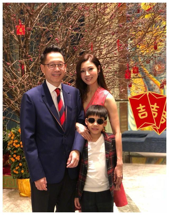 李嘉欣久违现身，和丈夫十指紧扣夫唱妇随，颜值和状态依然抗打