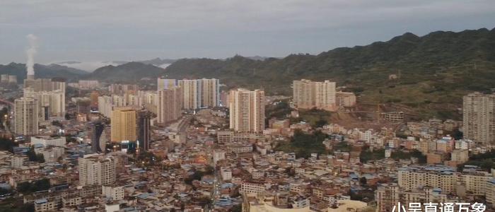 贵州金沙县的街道风景，一个繁华的城区，贵州的经济强县
