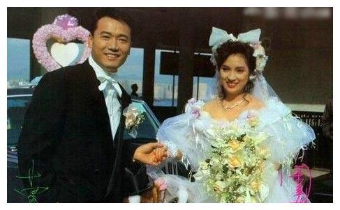 62岁苗侨伟与58岁戚美珍，结婚30年仍恩爱如初，令人羡慕