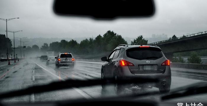 雨天开车，车窗有水渍，看不清道路怎么办？