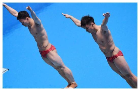 跳水男运动员“太难了”，泳裤短小成焦点 ，赛前刮毛很重要