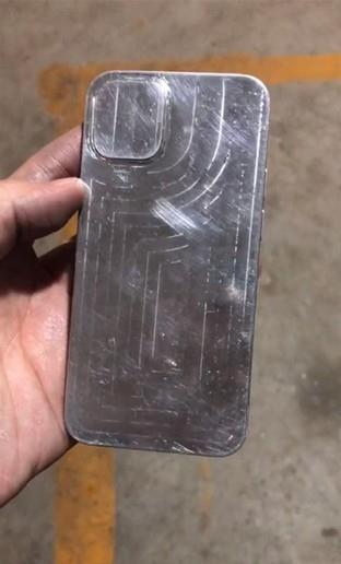 iPhone 12手机壳曝光 与此前曝光机模造型吻合