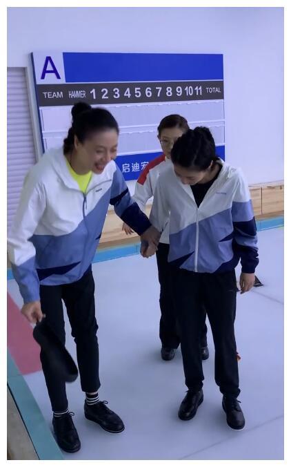 中国女排前队长挑战冰壶！刚上冰面不敢走路，蹲下滑行膝盖引担忧